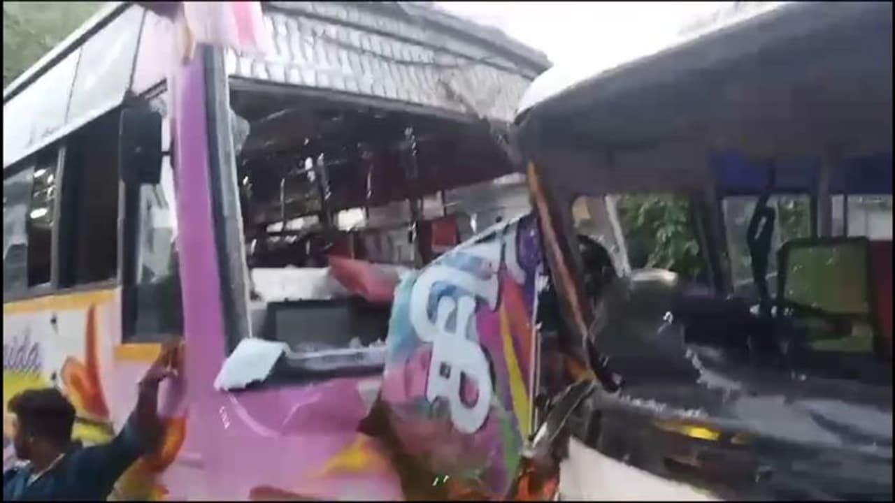 மயிலாடுதுறையில் பள்ளி வாகனம் மீது தனியார் பேருந்து மோதி கோர விபத்து; ஓட்டுநர் படுகாயம் மயிலாடுதுறையில் பள்ளி வாகனம் மீது தனியார் பேருந்து மோதி கோர விபத்து; ஓட்டுநர் படுகாயம்