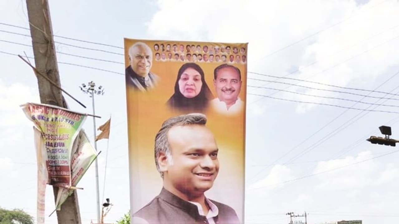 ಪರವಾನಗಿ ಇಲ್ಲದೆ ಬ್ಯಾನರ್: ಸಚಿವ ಪ್ರಿಯಾಂಕ್ಗೆ 5000 ರು. ದಂಡ ಪರವಾನಗಿ ಇಲ್ಲದೆ ಬ್ಯಾನರ್: ಸಚಿವ ಪ್ರಿಯಾಂಕ್ಗೆ 5000 ರು. ದಂಡ