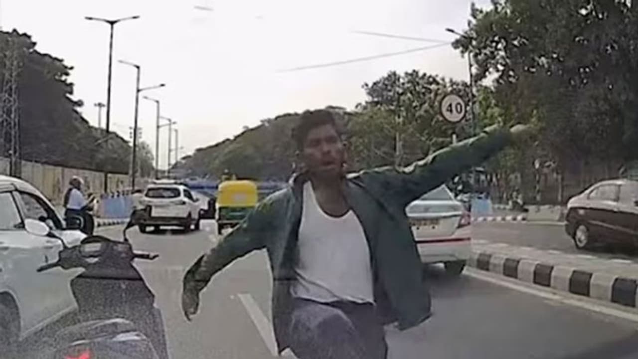 பெங்களூருவில் IRSO விஞ்ஞானியின் கார் மீது மோதி வசைபாடிய வாகன ஓட்டுனர்! நடவடிக்கை எடுப்பதாக காவல்துறை உறுதி! பெங்களூருவில் IRSO விஞ்ஞானியின் கார் மீது மோதி வசைபாடிய வாகன ஓட்டுனர்! நடவடிக்கை எடுப்பதாக காவல்துறை உறுதி!