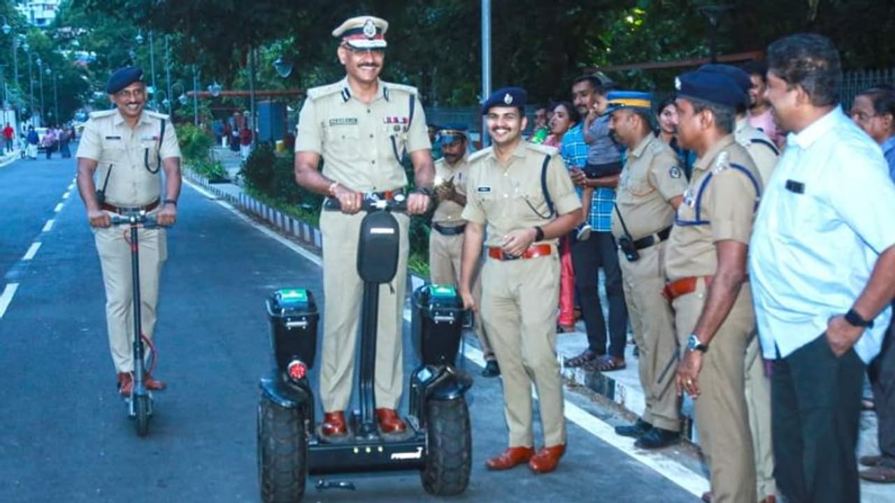 ബീക്കൺ ലൈറ്റും വേഗ നിയന്ത്രണ സംവിധാനവും, തിരക്കിനിടയില്‍ എളുപ്പമെത്താന്‍ ഹോവർ പട്രോളിംഗുമായി കേരള പൊലീസ്
