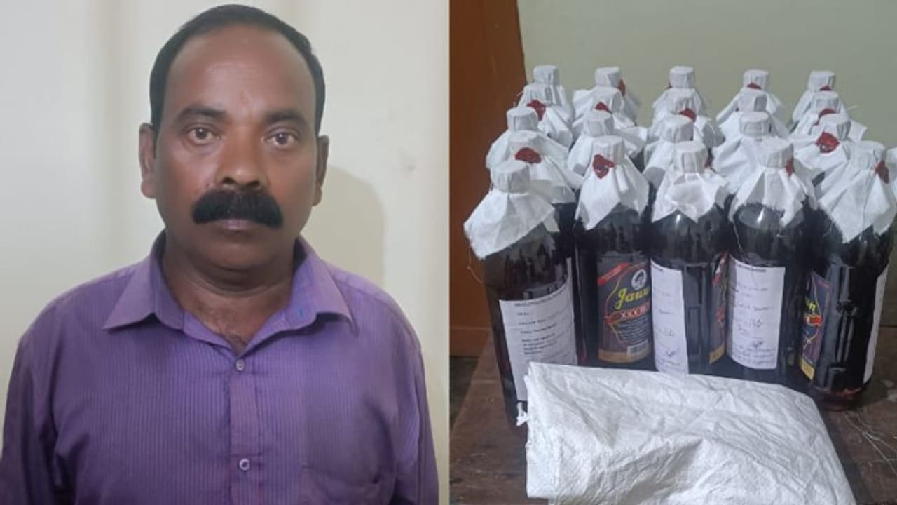 നിരവധി തവണ പിടിയിലായിട്ടും ഒരു മാറ്റവുമില്ല, 21 ലിറ്റര് കുപ്പി മദ്യവുമായി 57കാരന് പിടിയില് നിരവധി തവണ പിടിയിലായിട്ടും ഒരു മാറ്റവുമില്ല, 21 ലിറ്റര് കുപ്പി മദ്യവുമായി 57കാരന് പിടിയില്