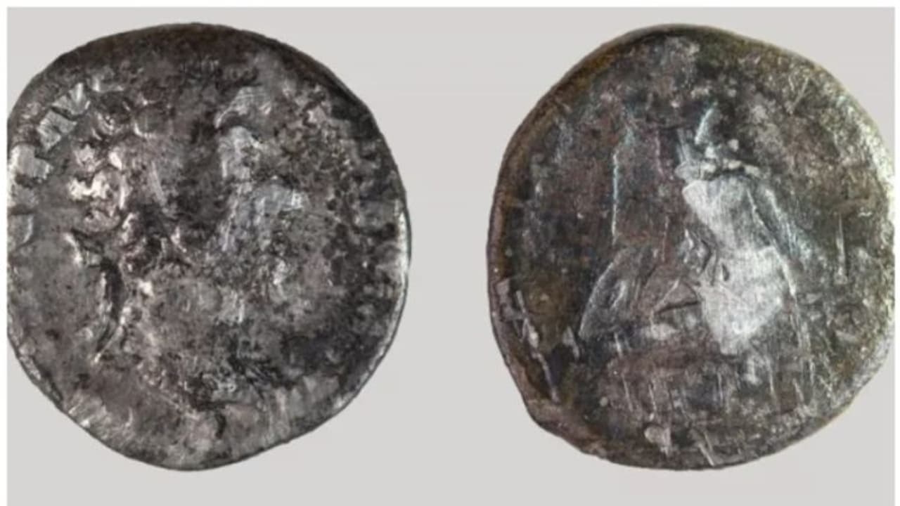 സ്കൂൾ മുറ്റത്ത് കളിക്കുന്നതിനിടയിൽ എട്ട് വയസ്സുകാരന് കിട്ടിയത് ആയിരം വർഷം പഴക്കമുള്ള നാണയം ! സ്കൂൾ മുറ്റത്ത് കളിക്കുന്നതിനിടയിൽ എട്ട് വയസ്സുകാരന് കിട്ടിയത് ആയിരം വർഷം പഴക്കമുള്ള നാണയം !