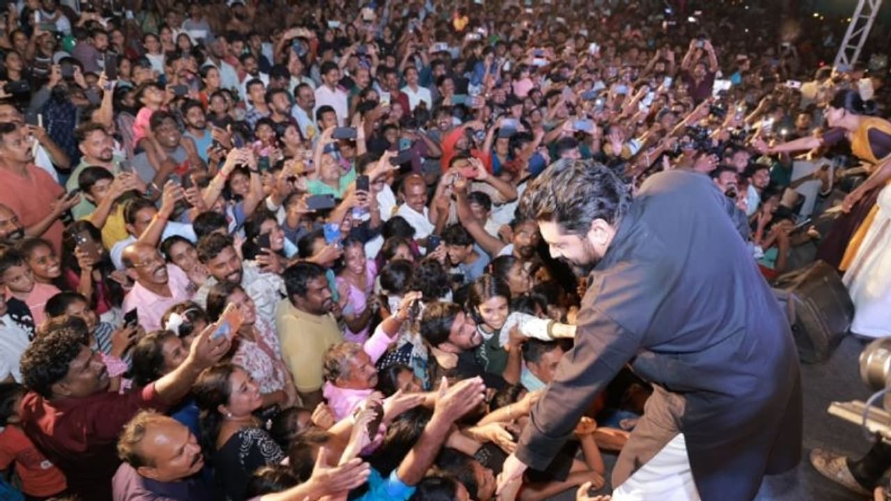 ഇരിങ്ങാലക്കുടയിലെ ഓണാഘോഷത്തിൽ താരമായി നിവിൻ; ഒഴുകിയെത്തിയത് ജനസാഗരം