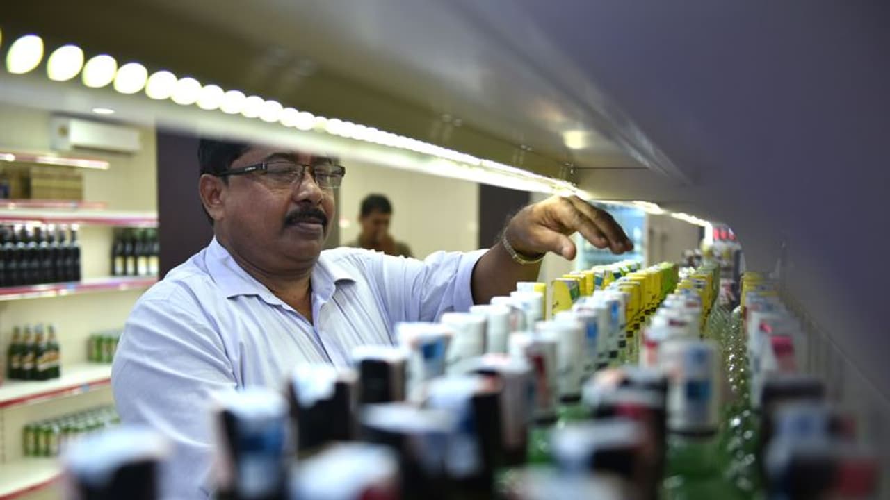 ಓಣಂ ಸಂಭ್ರಮದ ಮೊದಲ 9 ದಿನಗಳಲ್ಲಿ ಕೇರಳದಲ್ಲಿ ಮದ್ಯ ಮಾರಾಟ ಹೊಸ ದಾಖಲೆ! ಓಣಂ ಸಂಭ್ರಮದ ಮೊದಲ 9 ದಿನಗಳಲ್ಲಿ ಕೇರಳದಲ್ಲಿ ಮದ್ಯ ಮಾರಾಟ ಹೊಸ ದಾಖಲೆ!