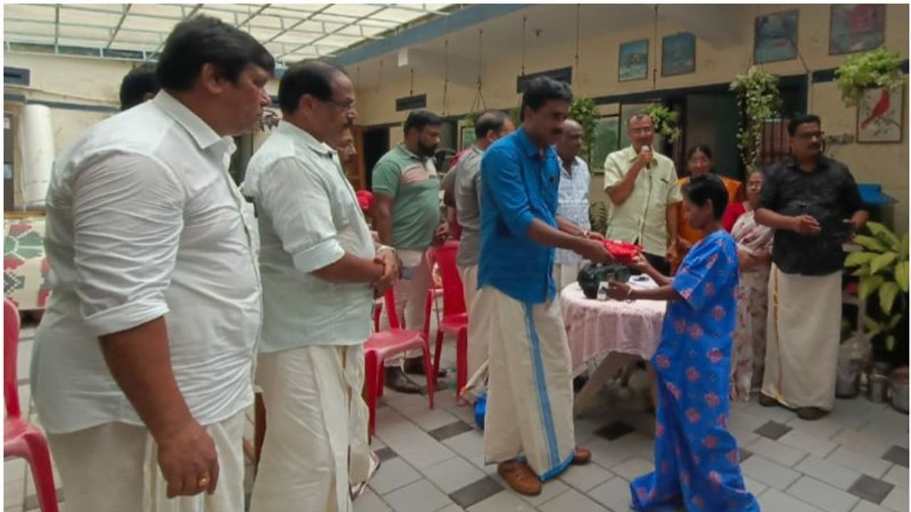 'തണലി'ലെ അന്തേവാസികള്ക്ക് ഓണസദ്യയും ഓണക്കോടിയും നല്കി കാട്ടാക്കട ക്രിസ്ത്യന് കോളേജിലെ പൂര്വവിദ്യാര്ഥികള് 'തണലി'ലെ അന്തേവാസികള്ക്ക് ഓണസദ്യയും ഓണക്കോടിയും നല്കി കാട്ടാക്കട ക്രിസ്ത്യന് കോളേജിലെ പൂര്വവിദ്യാര്ഥികള്