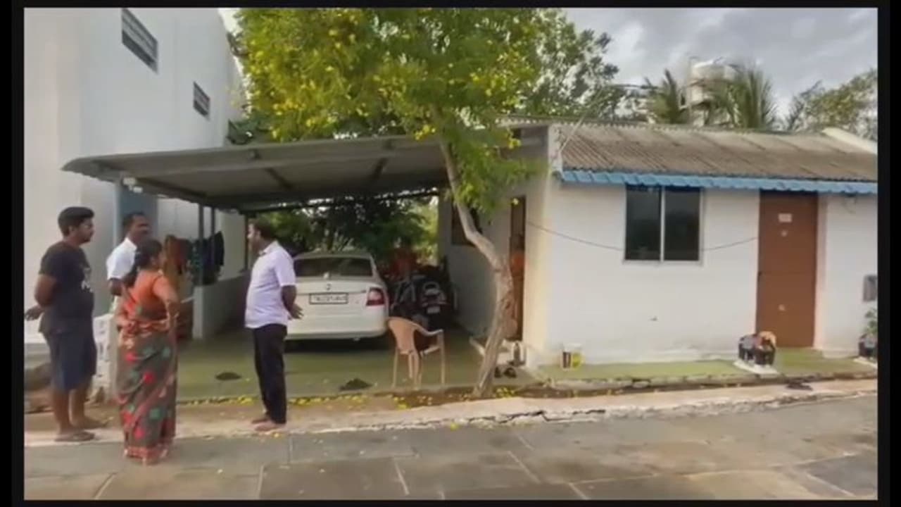 திருப்பூரில் ஆயில் மில் அதிபரை கத்தியை காட்டி மிரட்டி 25 சவரன் நகை, 5 லட்சம் ரொக்கம் கொள்ளை திருப்பூரில் ஆயில் மில் அதிபரை கத்தியை காட்டி மிரட்டி 25 சவரன் நகை, 5 லட்சம் ரொக்கம் கொள்ளை