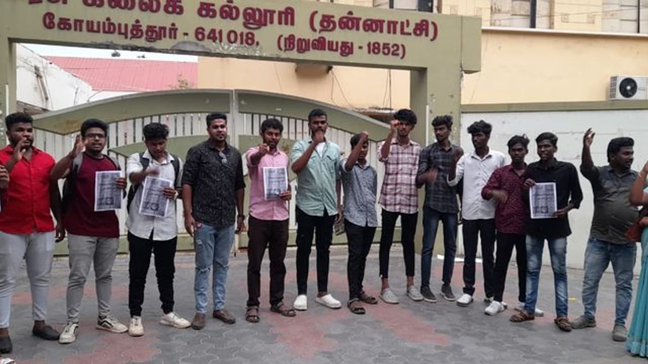 மாணவர்களின் பசியாற்றும் திட்டத்தை தரம் தாழ்ந்து விமர்சிப்பதா? நாளிதழை எரித்து மாணவர்கள் போராட்டம் மாணவர்களின் பசியாற்றும் திட்டத்தை தரம் தாழ்ந்து விமர்சிப்பதா? நாளிதழை எரித்து மாணவர்கள் போராட்டம்