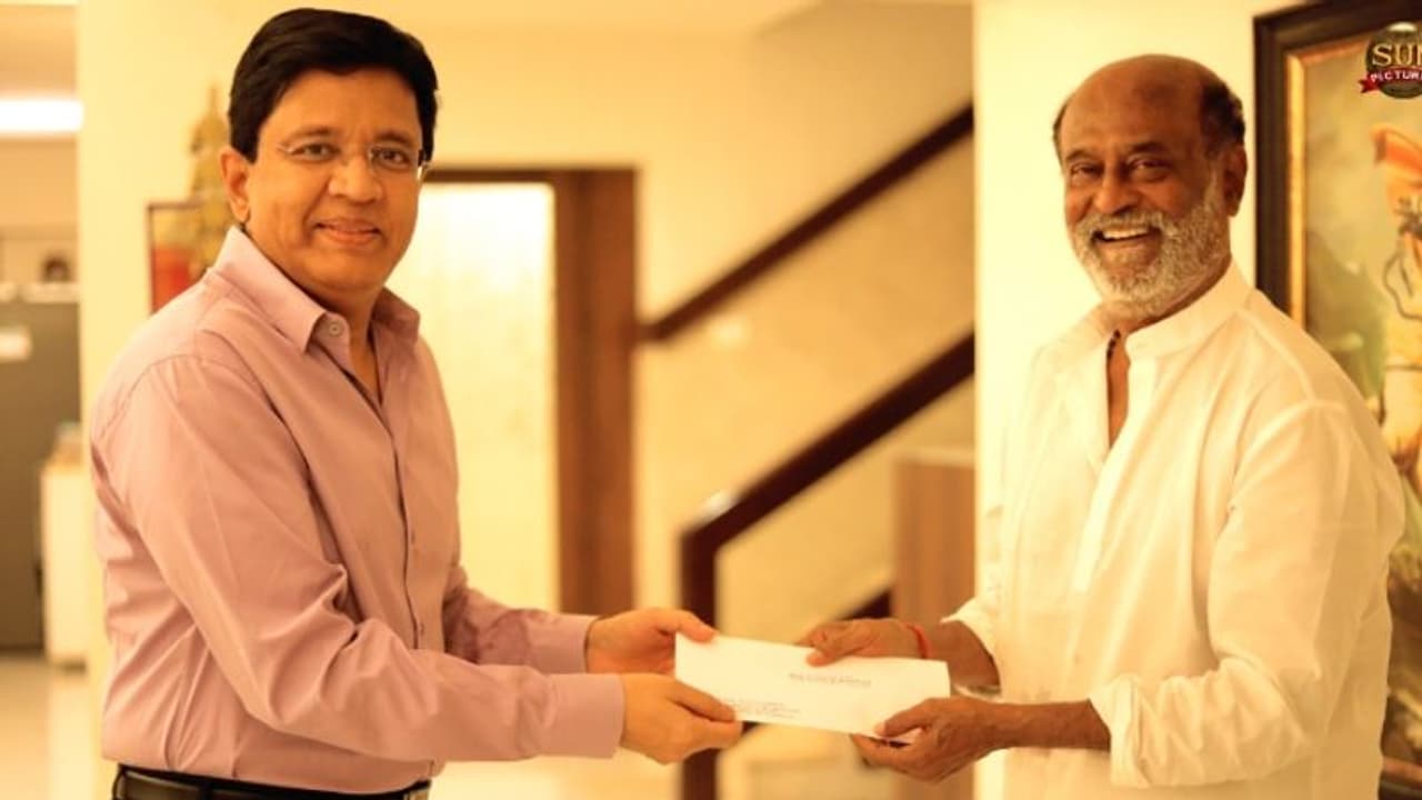 110 കോടി പ്രതിഫലത്തിന് പുറമെ; ജയിലറിന്‍റെ വന്‍ വിജയത്തില്‍ രജനികാന്തിന് ചെക്ക് സമ്മാനിച്ച് സണ്‍ പിക്ചേഴ്സ് ഉടമ