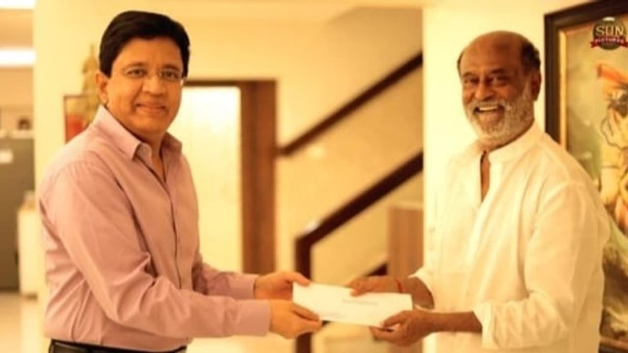 Jailer: போட்ரா வெடிய... ரெகார்ட் மேக்கர்! 'ஜெயிலர்' பட வெற்றி.. ரஜினிகாந்துக்கு கலாநிதிமாறன் கொடுத்த செக்! Jailer: போட்ரா வெடிய... ரெகார்ட் மேக்கர்! 'ஜெயிலர்' பட வெற்றி.. ரஜினிகாந்துக்கு கலாநிதிமாறன் கொடுத்த செக்!