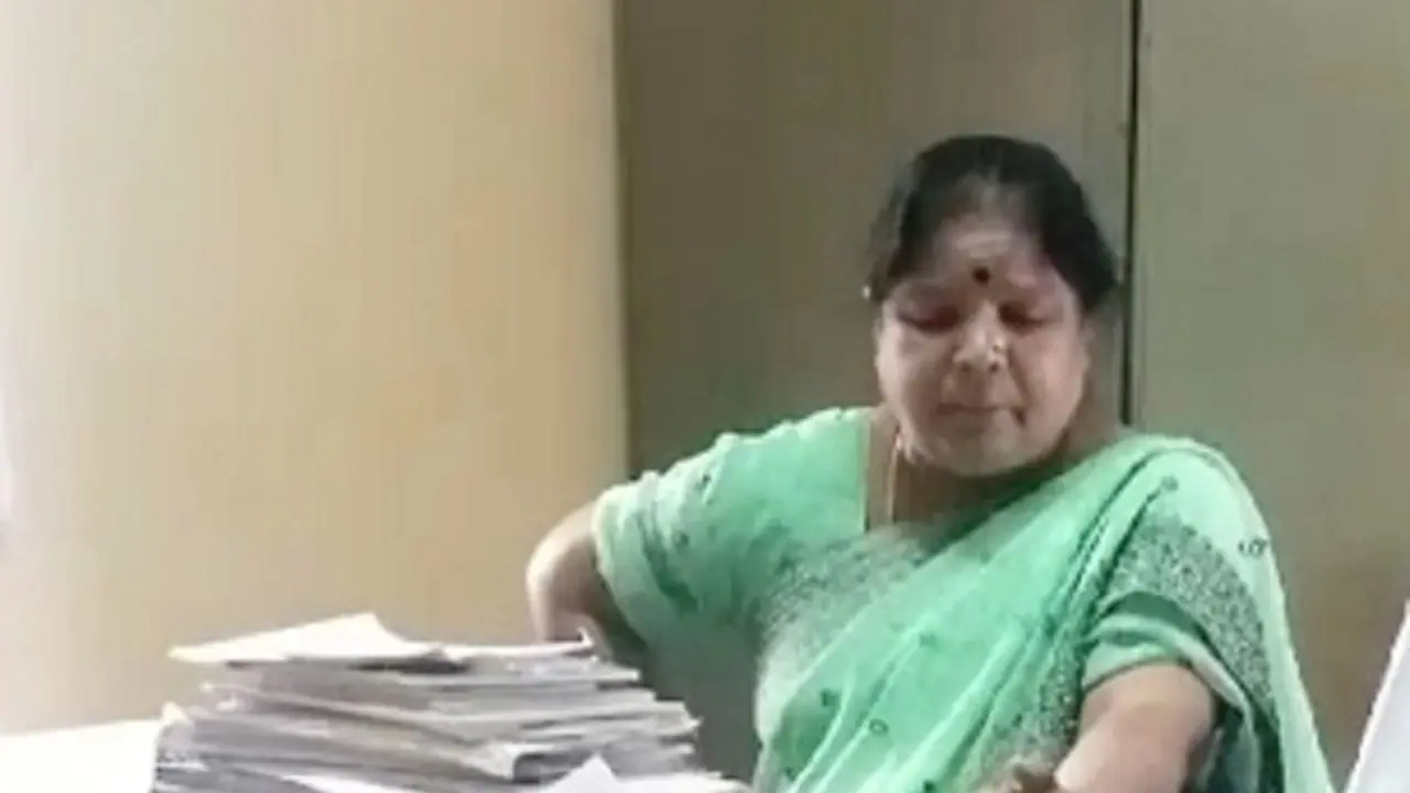 Chikkamagaluru: ಬೆಟ್ಟಗೆರೆ ಹೈಸ್ಕೂಲ್ನಲ್ಲಿ ಹೈಡ್ರಾಮಾ: ಮುಖ್ಯ ಶಿಕ್ಷಕಿ ಮೇಲೆ ಬಂದ ಗ್ರಾಮ ದೇವತೆ ದೇವರು? Chikkamagaluru: ಬೆಟ್ಟಗೆರೆ ಹೈಸ್ಕೂಲ್ನಲ್ಲಿ ಹೈಡ್ರಾಮಾ: ಮುಖ್ಯ ಶಿಕ್ಷಕಿ ಮೇಲೆ ಬಂದ ಗ್ರಾಮ ದೇವತೆ ದೇವರು?