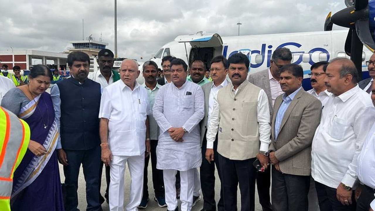 ಶಿವಮೊಗ್ಗಕ್ಕೆ ಮೊದಲ ಇಂಡಿಗೋ ಪ್ರಯಾಣ: ವಿಮಾನ ಹತ್ತಿ ಸಂತಸಪಟ್ಟ ಬಿಎಸ್ವೈ, ಪಾಟೀಲ್, ಈಶ್ವರಪ್ಪ ಶಿವಮೊಗ್ಗಕ್ಕೆ ಮೊದಲ ಇಂಡಿಗೋ ಪ್ರಯಾಣ: ವಿಮಾನ ಹತ್ತಿ ಸಂತಸಪಟ್ಟ ಬಿಎಸ್ವೈ, ಪಾಟೀಲ್, ಈಶ್ವರಪ್ಪ