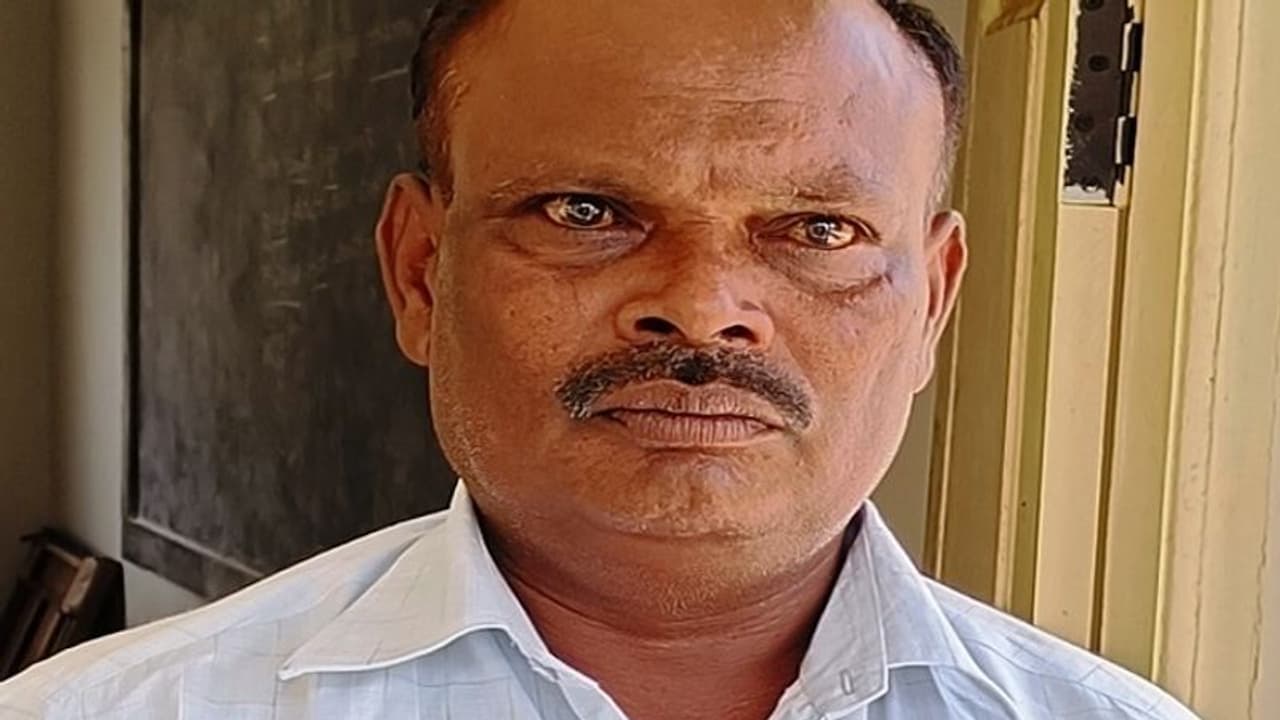 ಬೆಂಗಳೂರು: ಮದ್ಯದ ಅಮಲಿನಲ್ಲಿ ಶಾಲಾ ಮಕ್ಕಳ ಮುಂದೆ ಬಟ್ಟೆ ಬಿಚ್ಚಿದ ಶಿಕ್ಷಕ..!