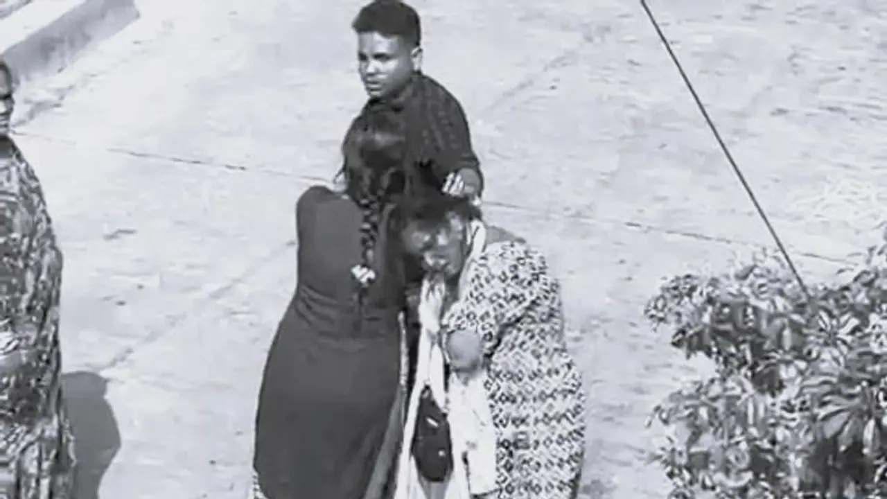 విశాఖలో సైకో భర్త కిరాతకం... భార్యను జుట్టుపట్టుకుని రోడ్డుకీడ్చి బ్లేడ్ తో దాడి విశాఖలో సైకో భర్త కిరాతకం... భార్యను జుట్టుపట్టుకుని రోడ్డుకీడ్చి బ్లేడ్ తో దాడి