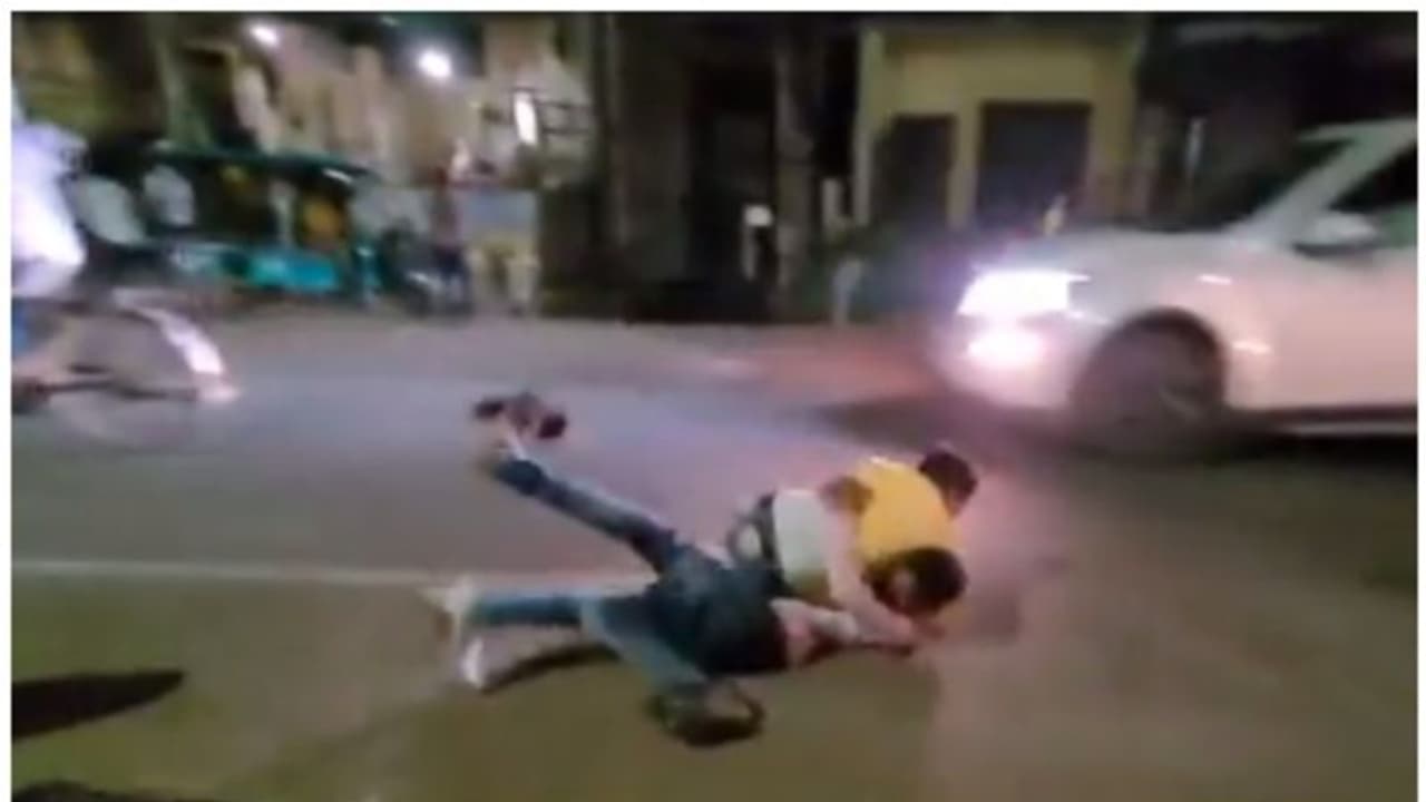 ഗോല്‍ഗപ്പയുടെ എണ്ണത്തെ ചൊല്ലി തര്‍ക്കം; പിന്നാലെ തെരുവില്‍ നടന്ന മല്ലയുദ്ധത്തിന്‍റെ വീഡിയോ വൈറല്‍ !