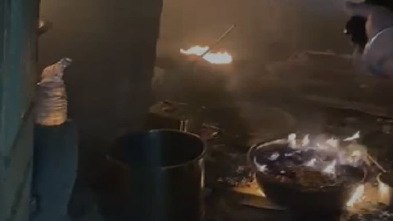 ಮಂಡ್ಯ: ರಂಗನಾಥಸ್ವಾಮಿ ದೇವಸ್ಥಾನದ ಪಾಕಶಾಲೆಗೆ ಬೆಂಕಿ, ತಪ್ಪಿದ ಭಾರೀ ದುರಂತ..! ಮಂಡ್ಯ: ರಂಗನಾಥಸ್ವಾಮಿ ದೇವಸ್ಥಾನದ ಪಾಕಶಾಲೆಗೆ ಬೆಂಕಿ, ತಪ್ಪಿದ ಭಾರೀ ದುರಂತ..!