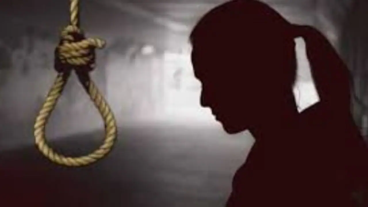 ஐயோ என் பொண்ண மாமியார் வீட்டில டார்ச்சர் செய்தே கொன்னுட்டாங்களே.. காவல் நிலையத்தில் கதறும் தாய்..! ஐயோ என் பொண்ண மாமியார் வீட்டில டார்ச்சர் செய்தே கொன்னுட்டாங்களே.. காவல் நிலையத்தில் கதறும் தாய்..!