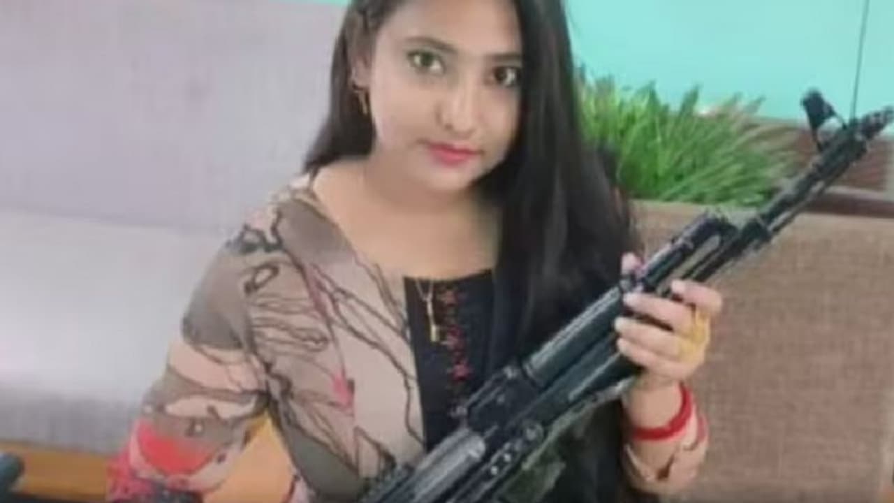 ವಿವಾಹ ವಾರ್ಷಿಕೋತ್ಸವಕ್ಕೆ ಪತ್ನಿಗೆ ಎಕೆ47 ಗಿಫ್ಟ್ ನೀಡಿದ ಟಿಎಂಸಿ ಮಾಜಿ ಮುಖಂಡ ವಿವಾಹ ವಾರ್ಷಿಕೋತ್ಸವಕ್ಕೆ ಪತ್ನಿಗೆ ಎಕೆ47 ಗಿಫ್ಟ್ ನೀಡಿದ ಟಿಎಂಸಿ ಮಾಜಿ ಮುಖಂಡ