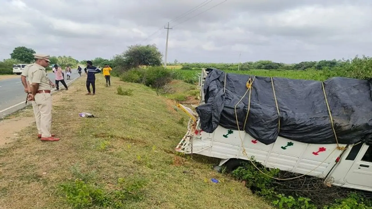 ವಿಜಯನಗರ: ಕೂಡ್ಲಿಗಿ ಬಳಿ ಭೀಕರ ಅಪಘಾತ, ಮೂವರು ಹುಲಿಗೆಮ್ಮ ಭಕ್ತರ ದುರ್ಮರಣ ವಿಜಯನಗರ: ಕೂಡ್ಲಿಗಿ ಬಳಿ ಭೀಕರ ಅಪಘಾತ, ಮೂವರು ಹುಲಿಗೆಮ್ಮ ಭಕ್ತರ ದುರ್ಮರಣ