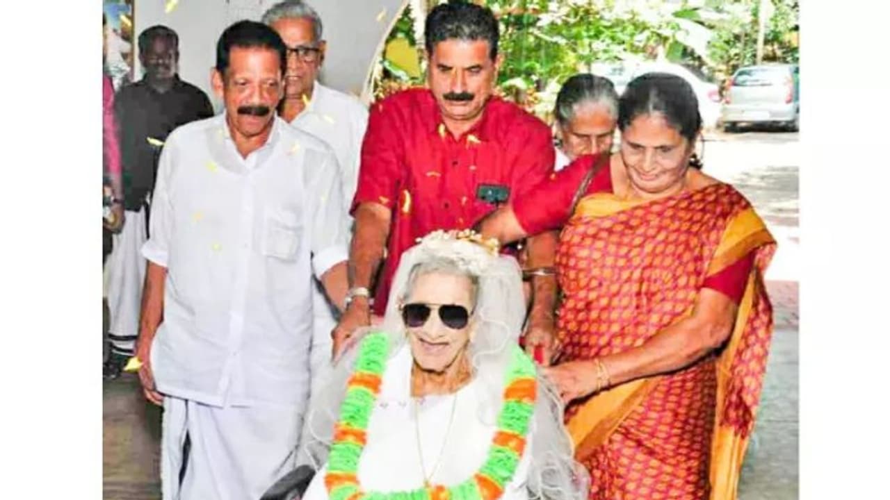 'മക്കളും പേരമക്കളുമായി 127 പേരുടെ അമ്മച്ചി': 116 ാം ജന്മദിനം ആഘോഷിച്ച് മറിയാമ്മ 'മക്കളും പേരമക്കളുമായി 127 പേരുടെ അമ്മച്ചി': 116 ാം ജന്മദിനം ആഘോഷിച്ച് മറിയാമ്മ