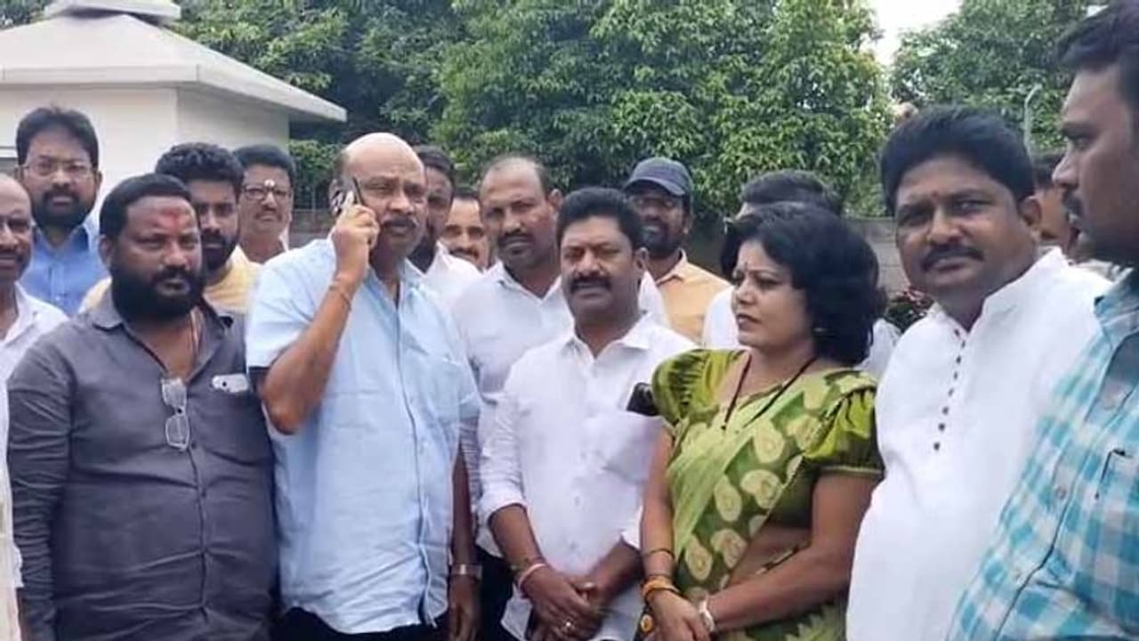 అయ్యన్న అరెస్ట్లో ట్విస్ట్: టీడీపీ శ్రేణుల అడ్డగింత,వదిలేసిన పోలీసులు అయ్యన్న అరెస్ట్లో ట్విస్ట్: టీడీపీ శ్రేణుల అడ్డగింత,వదిలేసిన పోలీసులు