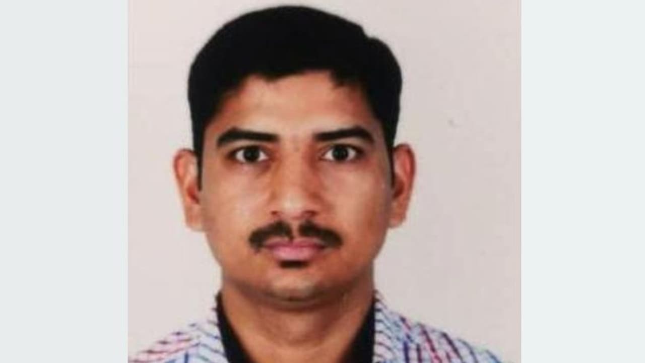 റോഡ് മുറിച്ചുകടക്കവേ കാറിടിച്ച് പ്രവാസി മരിച്ചു റോഡ് മുറിച്ചുകടക്കവേ കാറിടിച്ച് പ്രവാസി മരിച്ചു