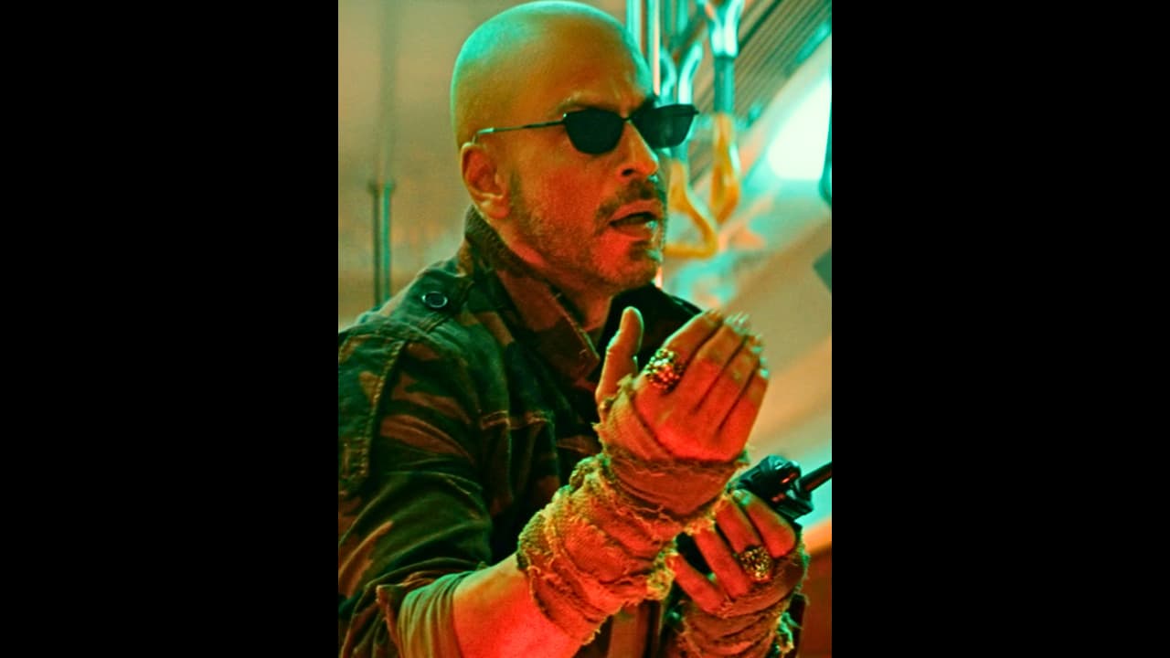 JAWAN: ಲೈಫ್ನಲ್ಲಿ ಮೊದಲ ಬಾರಿಗೆ ತಲೆ ಬೋಳಿಸಿಕೊಂಡ ಕುತೂಹಲದ ಮಾಹಿತಿ ದುಬೈನಲ್ಲಿ ರಿವೀಲ್ ಮಾಡಿದ ಶಾರುಖ್! JAWAN: ಲೈಫ್ನಲ್ಲಿ ಮೊದಲ ಬಾರಿಗೆ ತಲೆ ಬೋಳಿಸಿಕೊಂಡ ಕುತೂಹಲದ ಮಾಹಿತಿ ದುಬೈನಲ್ಲಿ ರಿವೀಲ್ ಮಾಡಿದ ಶಾರುಖ್!