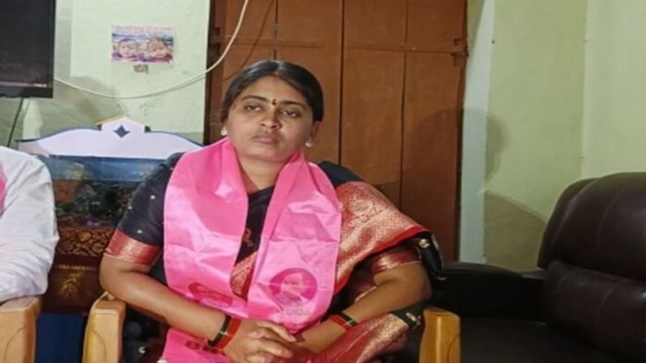 ఇప్పటికే రాజయ్య VS కడియం , మధ్యలో నేనున్నానంటున్న సర్పంచ్ నవ్య.. ఒక్క ఛాన్స్ అంటూ ప్రతిపాదన ఇప్పటికే రాజయ్య VS కడియం , మధ్యలో నేనున్నానంటున్న సర్పంచ్ నవ్య.. ఒక్క ఛాన్స్ అంటూ ప్రతిపాదన