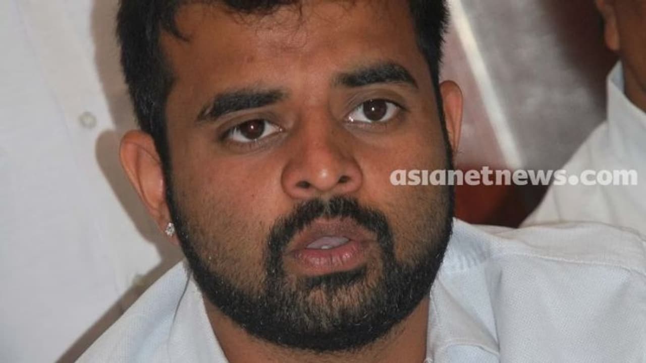 എച്ച്ഡി ദേവഗൗഡയുടെ ചെറുമകൻ പ്രജ്വലിനെ എംപി സ്ഥാനത്ത് നിന്ന് അയോഗ്യനാക്കി ഹൈക്കോടതി