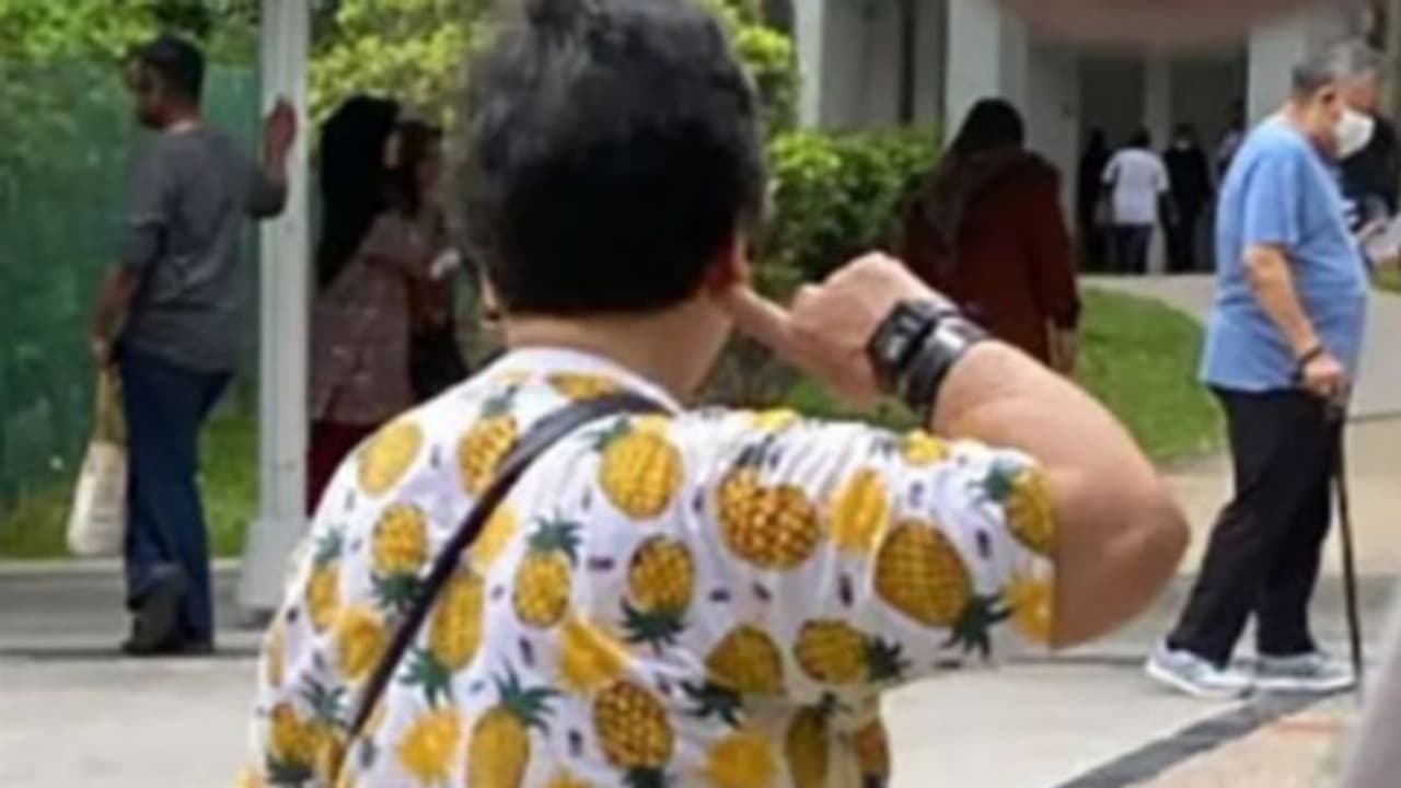 அன்னாசிப்பழத்தால் வந்த பிரச்சனை.. வாக்களிக்க வந்த பெண்ணை திருப்பி அனுப்பிய அதிகாரிகள் ஏன் தெரியுமா? அன்னாசிப்பழத்தால் வந்த பிரச்சனை.. வாக்களிக்க வந்த பெண்ணை திருப்பி அனுப்பிய அதிகாரிகள் ஏன் தெரியுமா?