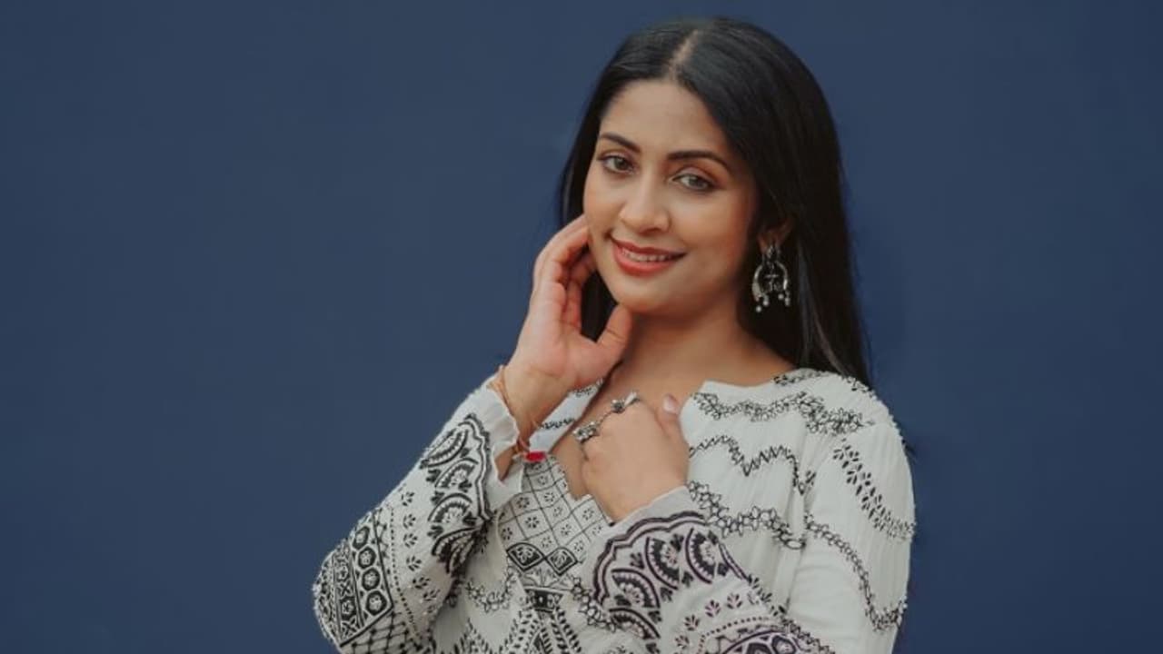 'നിങ്ങളില്‍ പാപം ചെയ്യാത്തവര്‍ കല്ലെറിയട്ടെ'; പ്രതികരണവുമായി നവ്യ നായര്‍