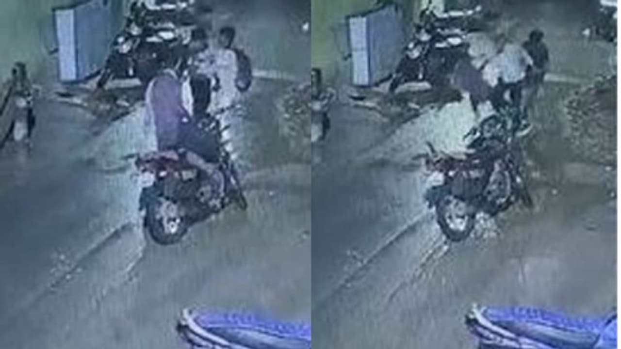 ബൈക്കില്‍ നിന്ന് 'വീണ' രണ്ട് പേരെ സഹായിക്കാന്‍ ഓടിയെത്തി; ശേഷം നടന്നത് ആരെയും ഉലയ്ക്കുന്ന ദുരനുഭവം...