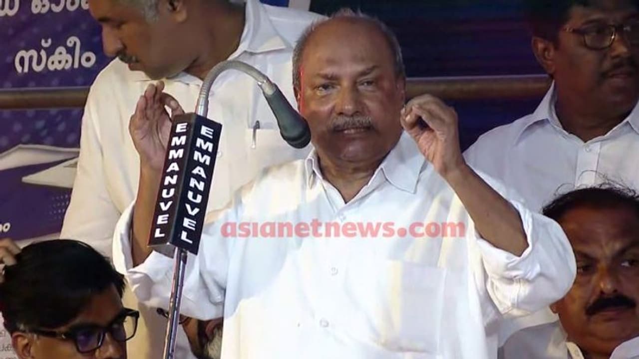 റബ്ബർ വില 250 ആക്കിയോ, 20 ലക്ഷം തൊഴിലെവിടെ, കർഷകന്റെ വരുമാനം വർധിച്ചോ? മുഖ്യമന്ത്രിയോട് എകെ ആന്റണി