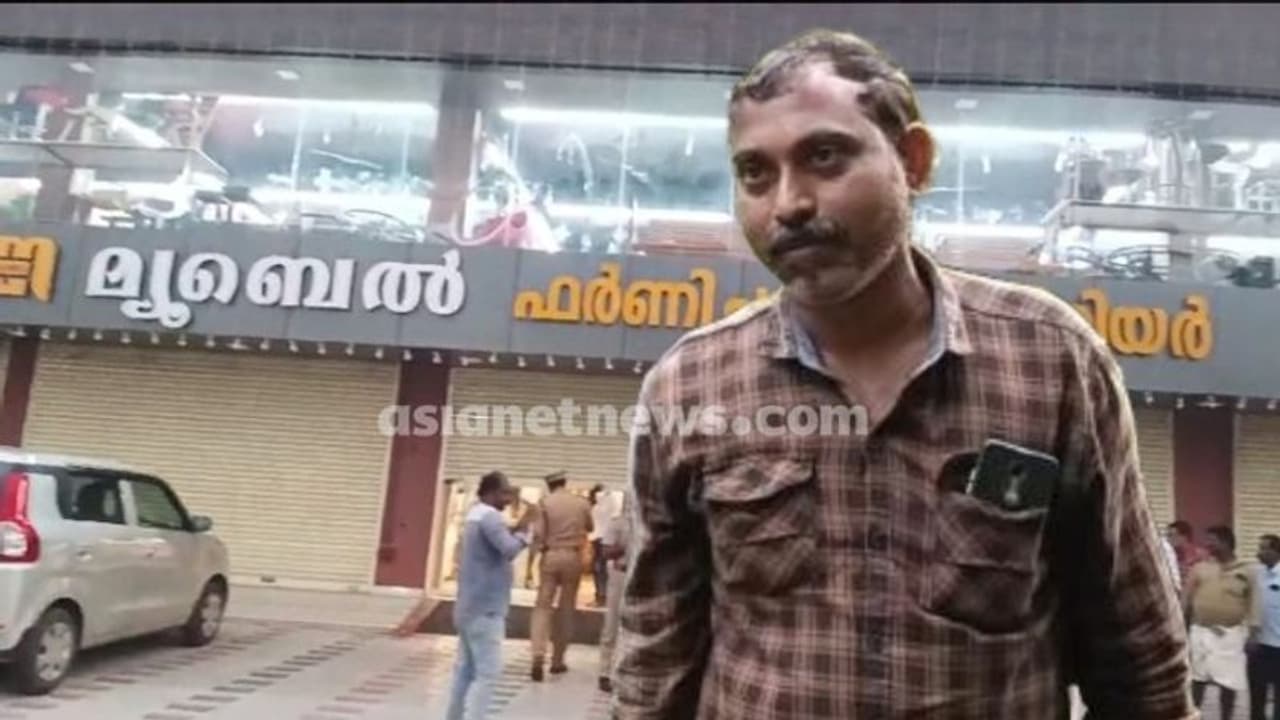 ഭാര്യയും മകളും നോക്കിനിൽക്കെ ലിഫ്റ്റിനുള്ള വിടവിലൂടെ താഴെ വീണയാൾ മരിച്ചു ഭാര്യയും മകളും നോക്കിനിൽക്കെ ലിഫ്റ്റിനുള്ള വിടവിലൂടെ താഴെ വീണയാൾ മരിച്ചു