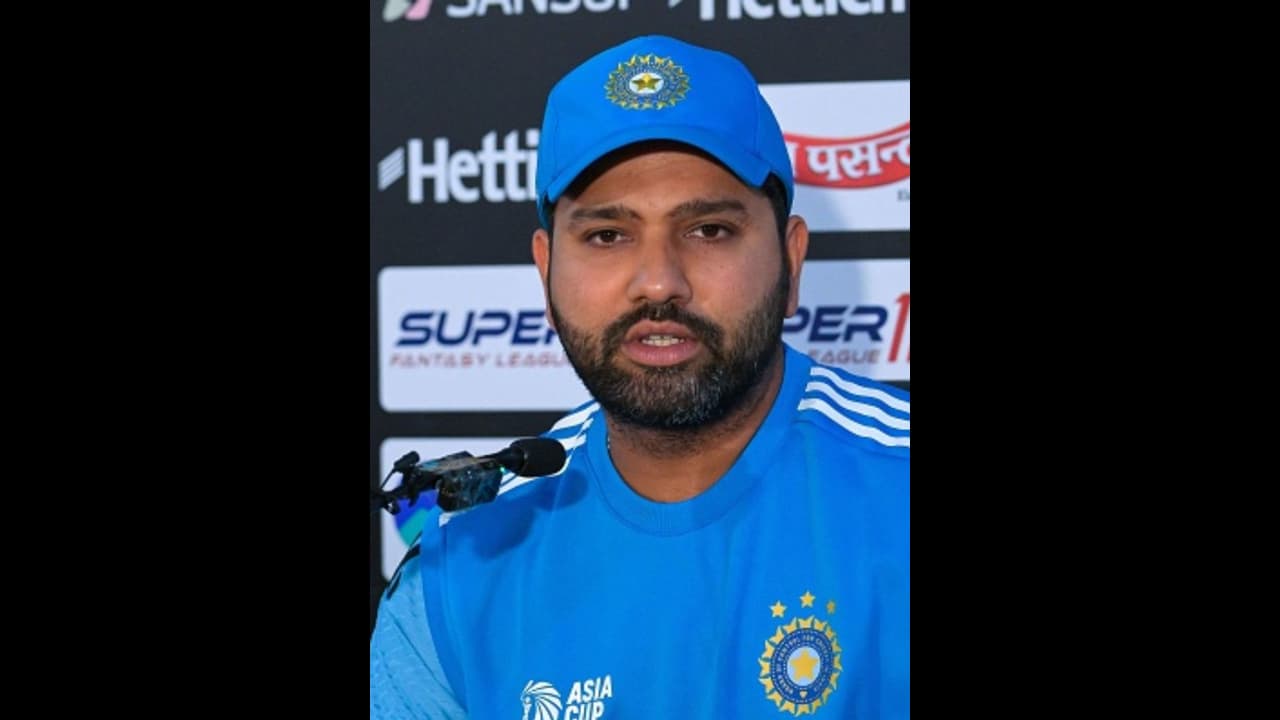 వరసగా క్యాచ్ లు మిస్ అవ్వడంతో రోహిత్ శర్మ రియాక్షన్ ఇదే..! వరసగా క్యాచ్ లు మిస్ అవ్వడంతో రోహిత్ శర్మ రియాక్షన్ ఇదే..!