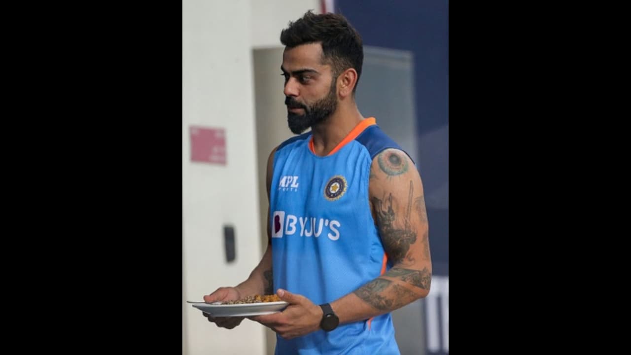 ക്യാച്ചെടുക്കുന്നതില് നാഴികക്കല്ല് പിന്നിട്ട് കോലി! ഇന്ത്യക്കാരില് മുന്നില് അസര് മാത്രം; മഹേല ഒന്നാമന് ക്യാച്ചെടുക്കുന്നതില് നാഴികക്കല്ല് പിന്നിട്ട് കോലി! ഇന്ത്യക്കാരില് മുന്നില് അസര് മാത്രം; മഹേല ഒന്നാമന്