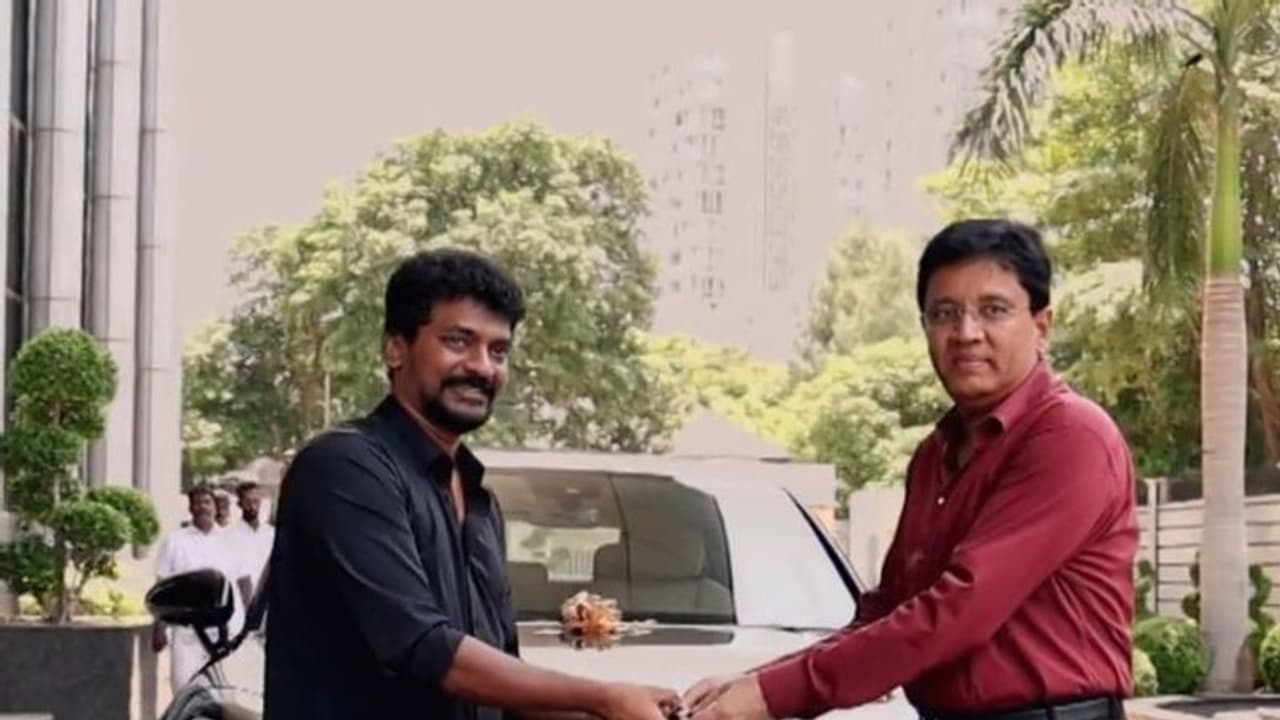 தாறுமாறா இருக்கே! ஜெயிலர் வெற்றி.. நெல்சனுக்கும் Porsche கார் கொடுத்து அசத்திய கலாநிதி மாறன்! இவ்வளவு விலையா? தாறுமாறா இருக்கே! ஜெயிலர் வெற்றி.. நெல்சனுக்கும் Porsche கார் கொடுத்து அசத்திய கலாநிதி மாறன்! இவ்வளவு விலையா?