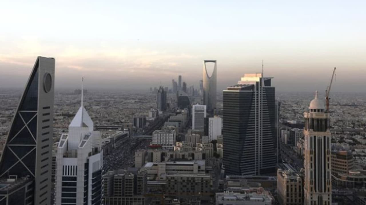 സൗദി അറേബ്യയില് കോളേജ് കെട്ടിടത്തിന്റെ മേല്ക്കൂര തകര്ന്നു വീണു സൗദി അറേബ്യയില് കോളേജ് കെട്ടിടത്തിന്റെ മേല്ക്കൂര തകര്ന്നു വീണു