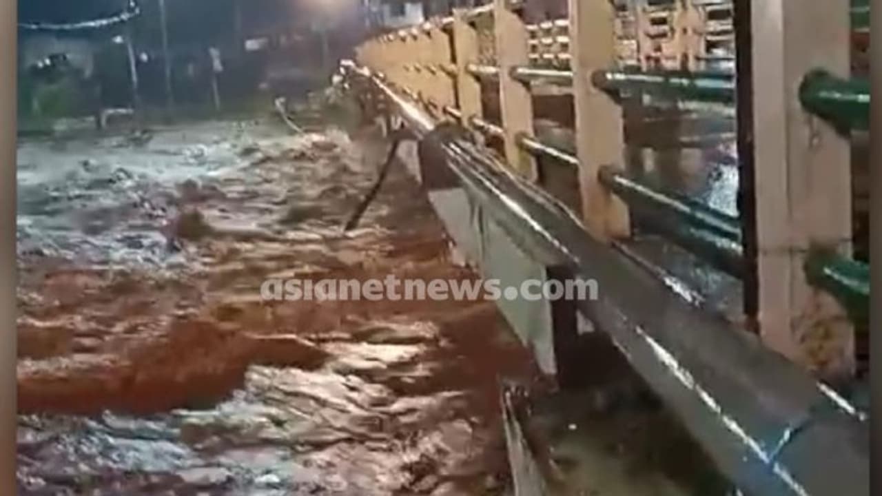 കനത്ത മഴ, ഗവിയിൽ മണ്ണിടിച്ചിൽ; മൂഴിയാർ, മണിയാർ ഡാമുകൾ തുറന്നു; ഉരുൾപൊട്ടിയെന്നും സംശയം