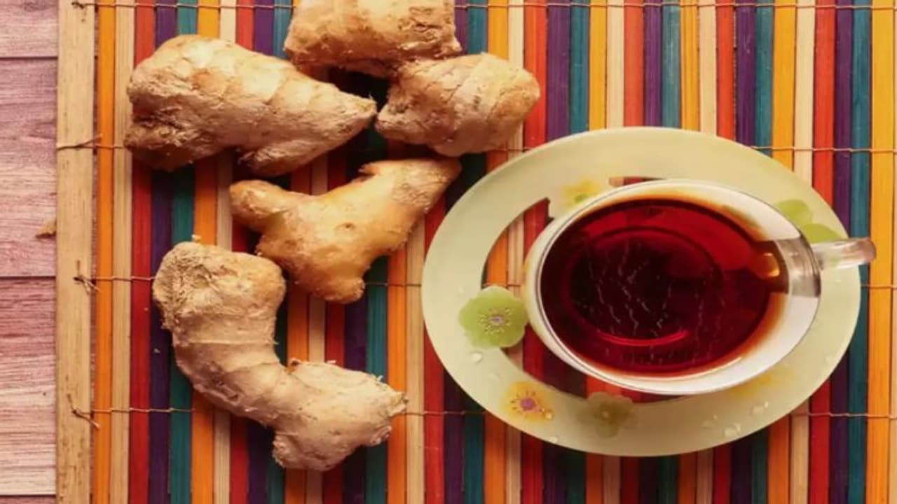 വെറും വയറ്റില് ഇഞ്ചി ചായ കുടിക്കൂ; അറിയാം ഗുണങ്ങള്... വെറും വയറ്റില് ഇഞ്ചി ചായ കുടിക്കൂ; അറിയാം ഗുണങ്ങള്...