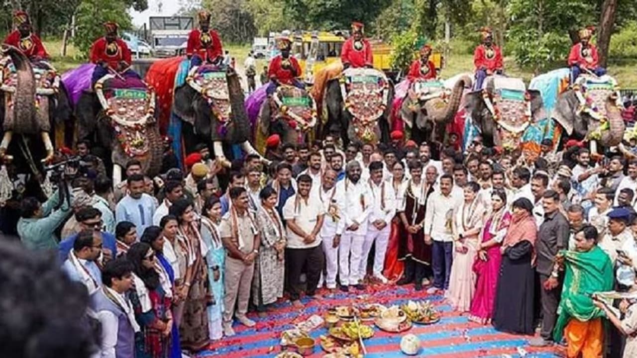 ನಾಡಹಬ್ಬ ದಸರಾ ಮಹೋತ್ಸವಕ್ಕೆ ಮುನ್ನುಡಿ: ಕಾಡಿನಿಂದ ನಾಡಿಗೆ ದಸರಾ ಗಜಪಯಣ... ನಾಡಹಬ್ಬ ದಸರಾ ಮಹೋತ್ಸವಕ್ಕೆ ಮುನ್ನುಡಿ: ಕಾಡಿನಿಂದ ನಾಡಿಗೆ ದಸರಾ ಗಜಪಯಣ...