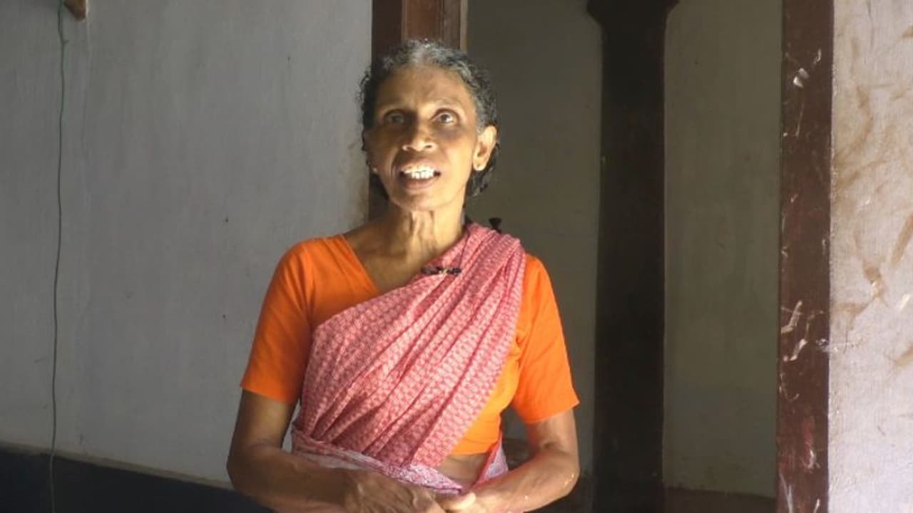 'ഇത് വാങ്ങ് ചേച്ചീ', പിന്നാലെ യുവാവ് വെള്ളം ചോദിച്ചു; വീട്ടമ്മയുടെ മുഖത്ത് ദ്രാവകം ഒഴിച്ച് ബോധം കെടുത്തി മോഷണം 'ഇത് വാങ്ങ് ചേച്ചീ', പിന്നാലെ യുവാവ് വെള്ളം ചോദിച്ചു; വീട്ടമ്മയുടെ മുഖത്ത് ദ്രാവകം ഒഴിച്ച് ബോധം കെടുത്തി മോഷണം