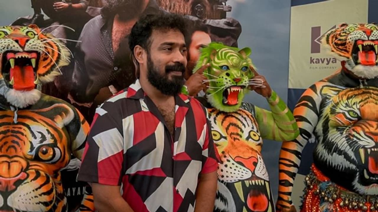 'പുലിമട'യിൽ തരംഗമായി 'ചാവേര്‍'; ചിത്രത്തിന്‍റെ പോസ്റ്ററുമേന്തി പുലികള്‍