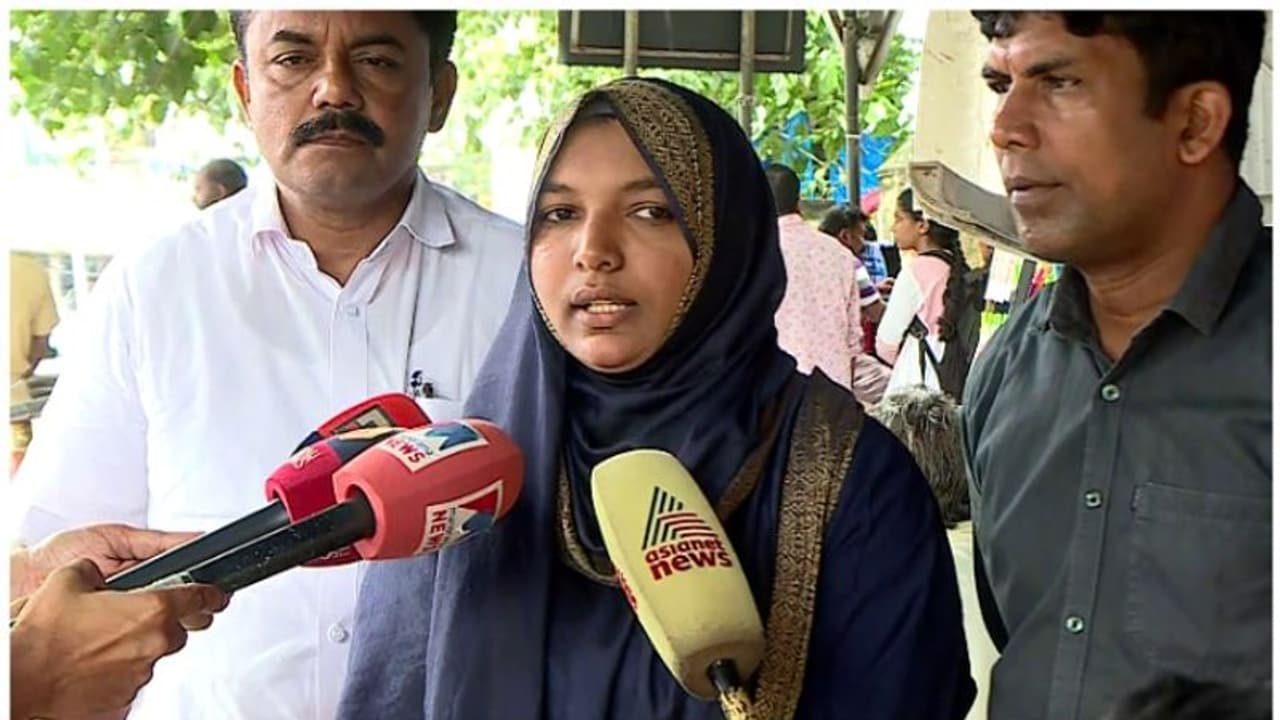 ഹർഷിന കേസ്; ഡോക്ടർമാരെയും നഴ്സുമാരെയും അറസ്റ്റ് ചെയ്യാൻ നീക്കം; ഹാജരാകാൻ ഇന്ന് നോട്ടീസ് നൽകും ഹർഷിന കേസ്; ഡോക്ടർമാരെയും നഴ്സുമാരെയും അറസ്റ്റ് ചെയ്യാൻ നീക്കം; ഹാജരാകാൻ ഇന്ന് നോട്ടീസ് നൽകും