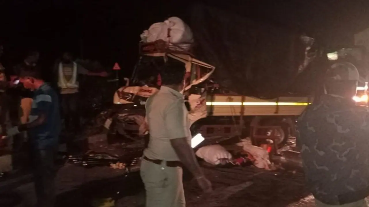 ತುಮಕೂರು: ಶಿರಾ ಬಳಿ ಬೆಳ್ಳಂಬೆಳಗ್ಗೆ ಸರಣಿ ಅಪಘಾತ, ನಿವೃತ್ತಿಯ ಬಳಿಕ ಸ್ವಗ್ರಾಮಕ್ಕೆ ತೆರಳುತ್ತಿದ್ದವರು ಮಸಣಕ್ಕೆ..! ತುಮಕೂರು: ಶಿರಾ ಬಳಿ ಬೆಳ್ಳಂಬೆಳಗ್ಗೆ ಸರಣಿ ಅಪಘಾತ, ನಿವೃತ್ತಿಯ ಬಳಿಕ ಸ್ವಗ್ರಾಮಕ್ಕೆ ತೆರಳುತ್ತಿದ್ದವರು ಮಸಣಕ್ಕೆ..!