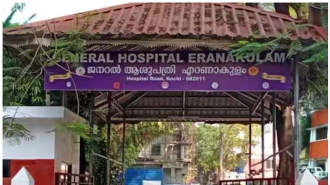 ഡോക്ടർക്കെതിരായ ലൈംഗിക അതിക്രമപരാതി; പരാതിക്കാരിയായ ഡോക്ടറിൽനിന്ന് മൊഴിയെടുക്കും, ഇന്ന് തന്നെ എഫ്ഐആർ ഡോക്ടർക്കെതിരായ ലൈംഗിക അതിക്രമപരാതി; പരാതിക്കാരിയായ ഡോക്ടറിൽനിന്ന് മൊഴിയെടുക്കും, ഇന്ന് തന്നെ എഫ്ഐആർ