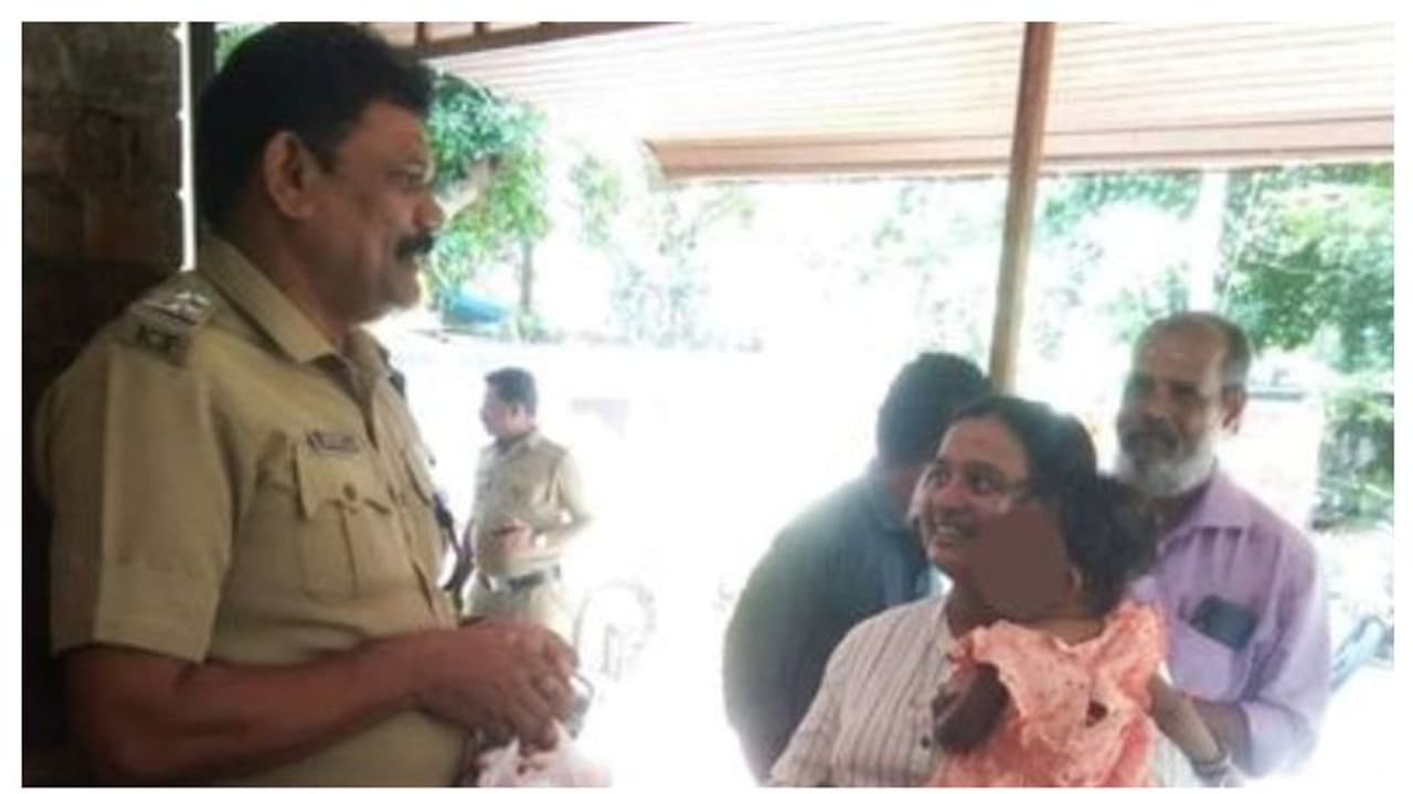 ഒന്നാം പിറന്നാൾ ദിനത്തിൽ അവൾ സ്റ്റേഷനിലെത്തി, രക്ഷകരായ പൊലീസിന് നന്ദി പറഞ്ഞു, ഒപ്പം മധുരവും; സംഭവമിങ്ങനെ.... ഒന്നാം പിറന്നാൾ ദിനത്തിൽ അവൾ സ്റ്റേഷനിലെത്തി, രക്ഷകരായ പൊലീസിന് നന്ദി പറഞ്ഞു, ഒപ്പം മധുരവും; സംഭവമിങ്ങനെ....