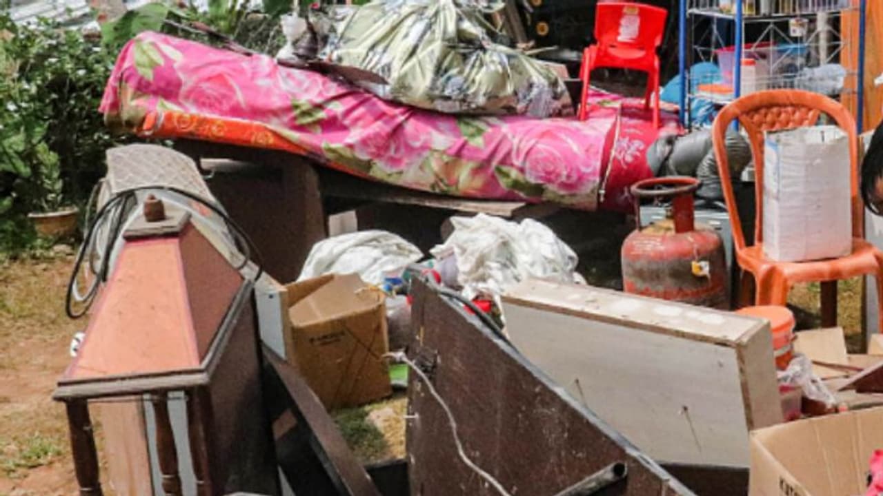 അസമില്‍ വീടുകള്‍ പൊളിക്കുന്നതിന് എതിരെ അര്‍ദ്ധനഗ്നരായി പ്രതിഷേധിച്ച് സ്ത്രീകള്‍