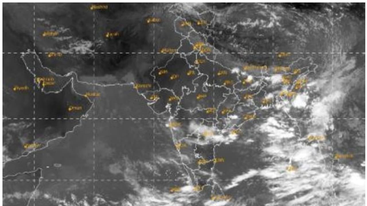 ജാഗ്രത വേണം! മഴ മുന്നറിയിപ്പിൽ മാറ്റം; 4 ജില്ലകളിൽ യെല്ലോ അലർട്ട്, മറ്റൊരു ചക്രവാതച്ചുഴി കൂടി വരുന്നു ജാഗ്രത വേണം! മഴ മുന്നറിയിപ്പിൽ മാറ്റം; 4 ജില്ലകളിൽ യെല്ലോ അലർട്ട്, മറ്റൊരു ചക്രവാതച്ചുഴി കൂടി വരുന്നു
