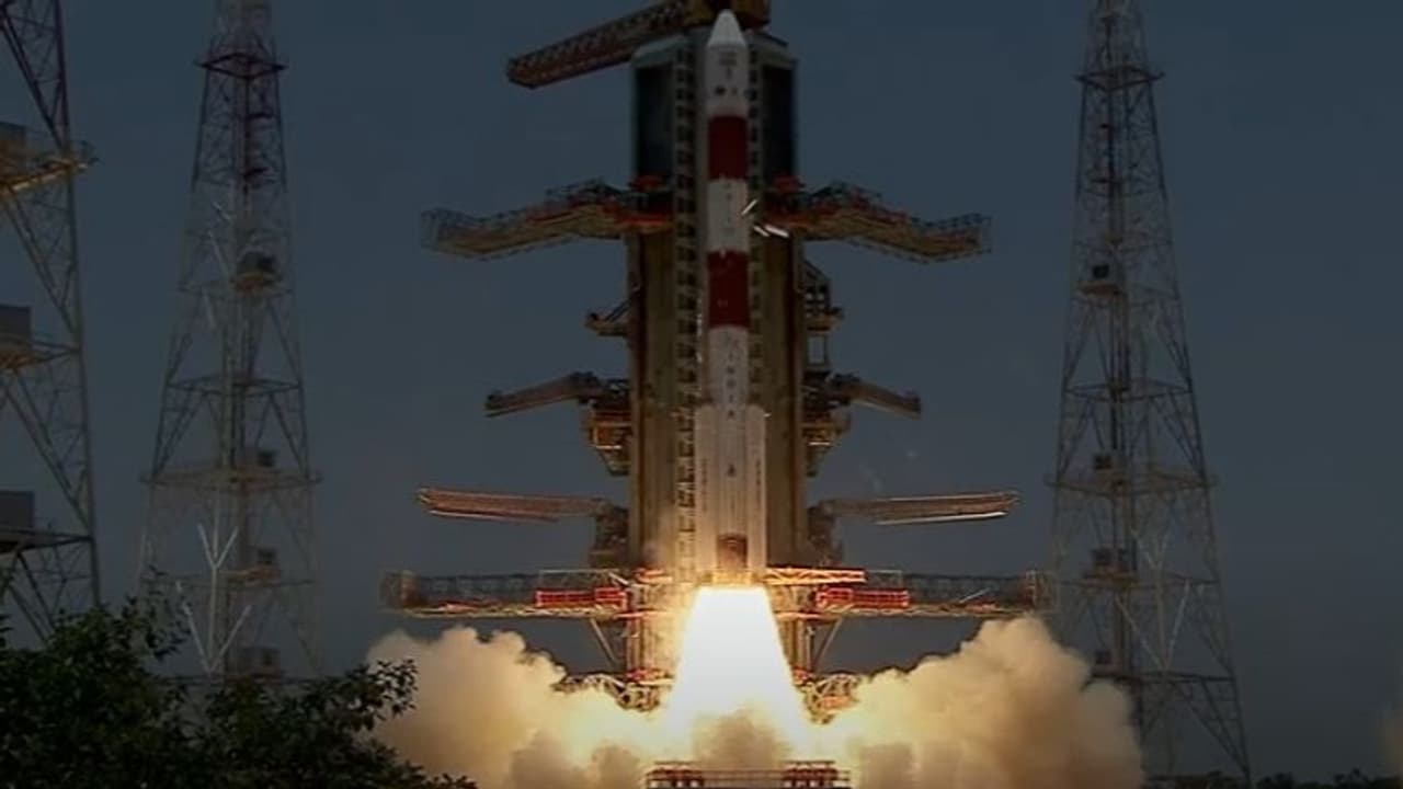 Aditya L1 Launch: సూర్యుడి గుట్టు విప్పేందుకు.. నింగిలోకి దూసుకెళ్లిన ఆదిత్య ఎల్ 1 (వీడియో) Aditya L1 Launch: సూర్యుడి గుట్టు విప్పేందుకు.. నింగిలోకి దూసుకెళ్లిన ఆదిత్య ఎల్ 1 (వీడియో)