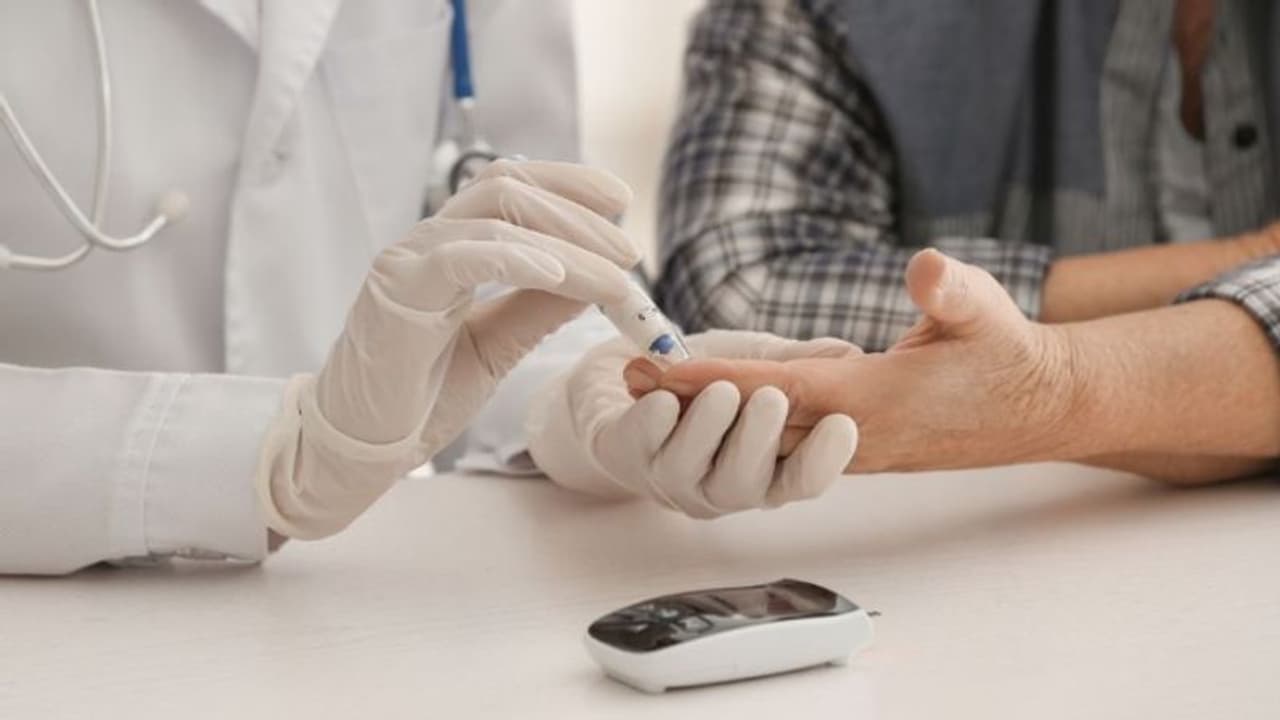 രക്തത്തിലെ പഞ്ചസാരയുടെ അളവിനെ നിയന്ത്രിക്കാന് രാവിലെ വെറും വയറ്റില് ഈ പാനീയം കുടിക്കാം... രക്തത്തിലെ പഞ്ചസാരയുടെ അളവിനെ നിയന്ത്രിക്കാന് രാവിലെ വെറും വയറ്റില് ഈ പാനീയം കുടിക്കാം...